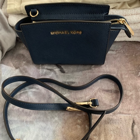 π₯SALEπ₯ MICHAEL KORS NAVY BLUE MINI CROSSBODY BAG π₯SALEπ₯ - Picture 3 of 5